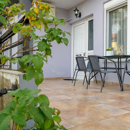 Michael'S Apartment'S Nea Roda Exterior photo