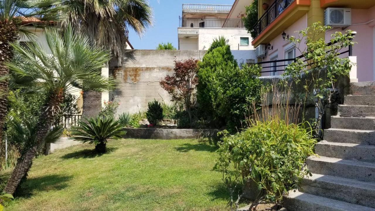 Michael'S Apartment'S Nea Roda Exterior photo