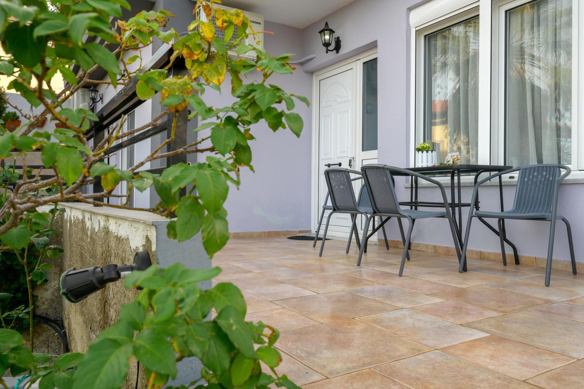 Michael'S Apartment'S Nea Roda Exterior photo